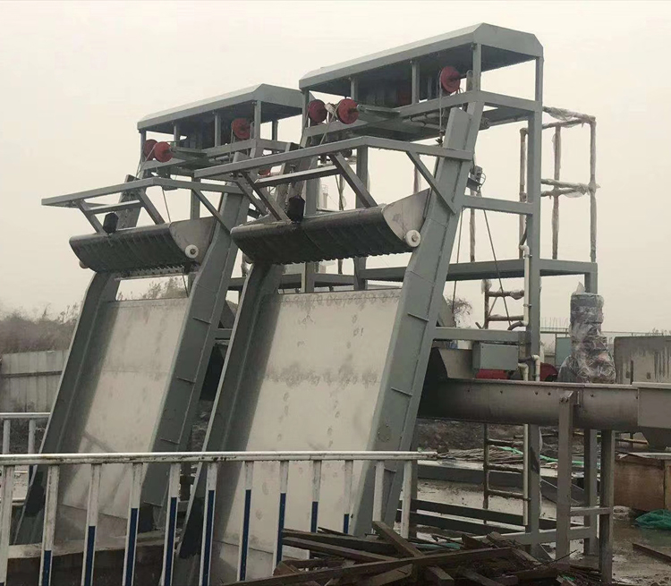 Traction type cleaning machine