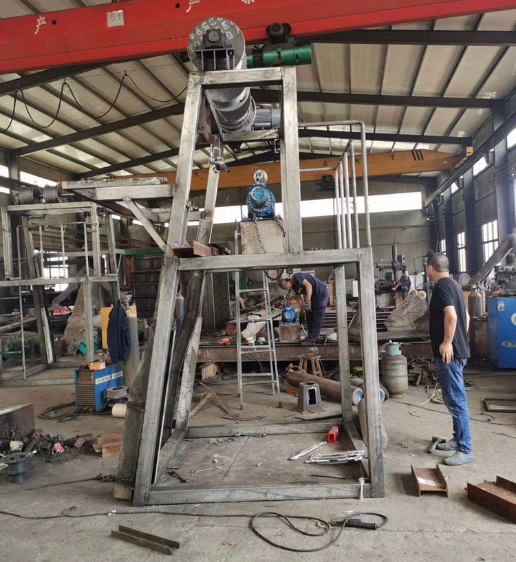 Traction type cleaning machine